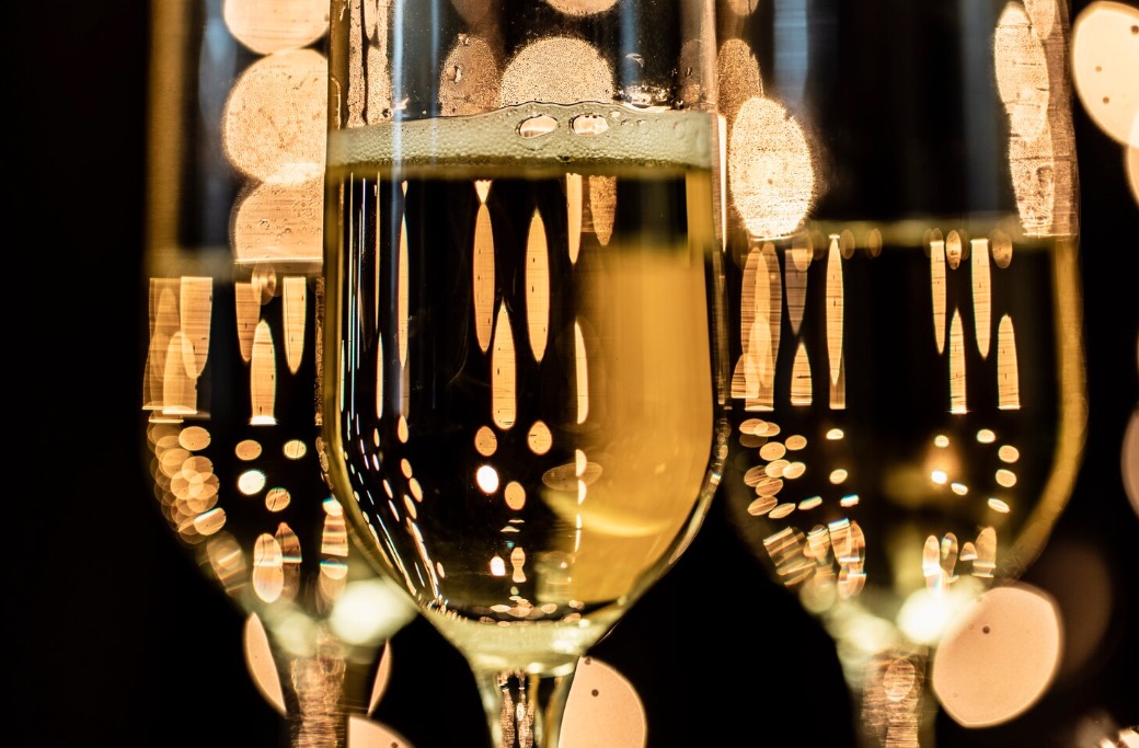 Elegante Unternehmensveranstaltung mit Kerzenlicht und Champagner