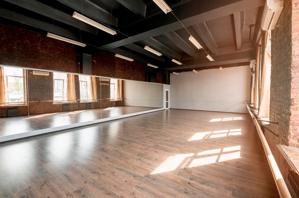 Moderner Veranstaltungsraum in warmen Tönen für Kliventa Events